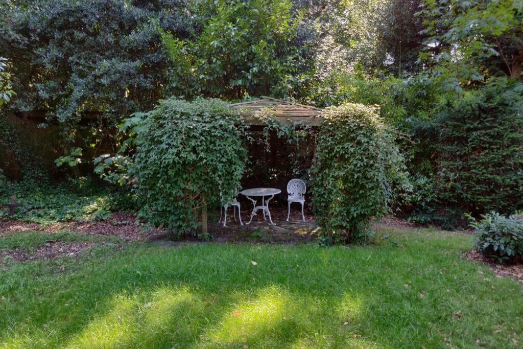 Vrijstaande Rietgedekte Villa Nabij Uitvalswegen 바세나르 외부 사진