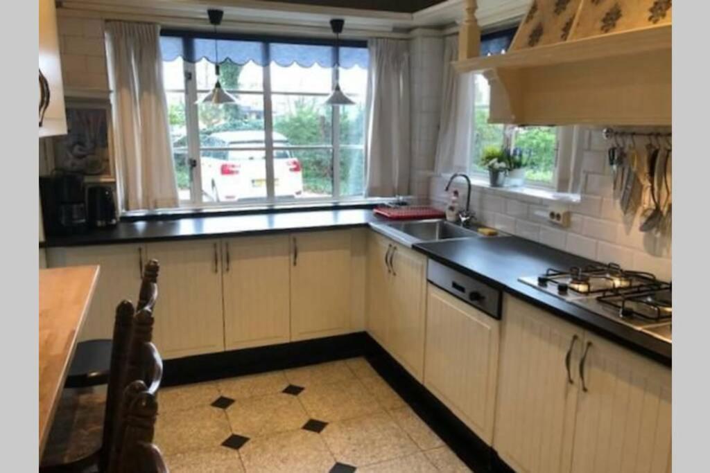 Vrijstaande Rietgedekte Villa Nabij Uitvalswegen 바세나르 외부 사진
